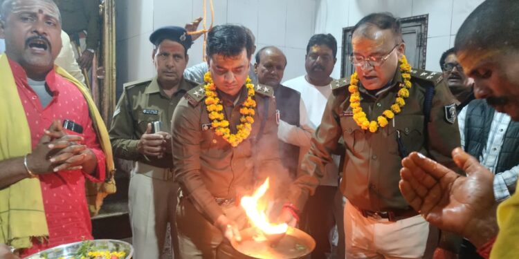 दरभंगा :- डीआईजी ,और एसएसपी ने किया बाबा कुशेश्वरनाथ महादेव की पूजा अर्चना