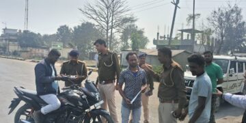 अररिया – बाइक में हेलमेट लटकाने पर पुलिस की कार्रवाई: अररिया में हजार का चालान कटा, लोगों को दी सख्त चेतावनी