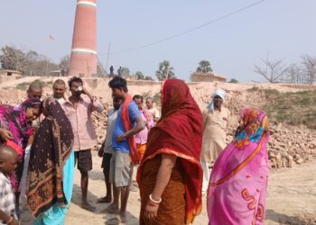 मीनापुर के बासुदेव छपरा में पीएसजी ग्रुप की अनूठी पहल, ईंट भट्ठा पर 165 लोगों को खिलाई गई फाइलेरिया की दवा