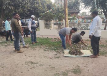 पुलिस सप्ताह के तहत पलासी थाना परिसर में चला सफाई अभियान