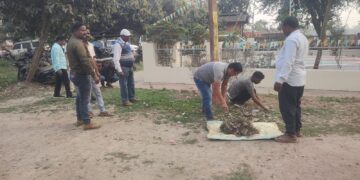 पुलिस सप्ताह के तहत पलासी थाना परिसर में चला सफाई अभियान