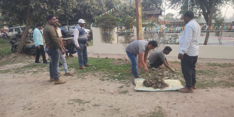 पुलिस सप्ताह के तहत पलासी थाना परिसर में चला सफाई अभियान