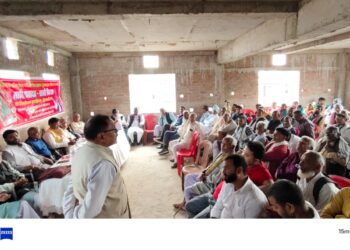 सीपीएम नेता गणेश प्रसाद सुमन द्वारा साझी शहादत साझी विरासत किताब का विमोचन