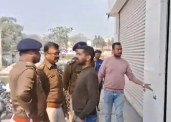 अररिया – अररिया में टाटा शोरूम से भीषण चोरी, दो नई कारें ले उड़े चोर