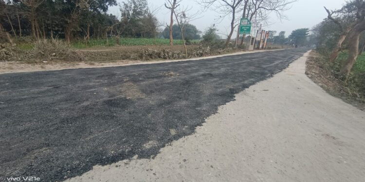 टूटी PCC सड़क पर चढ़ी काली परत! मेंटेनेंस या नया खेल? अररिया में उठे गंभीर सवाल।
