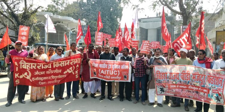 अखिल भारतीय ट्रेंड यूनियन किसान सभा के आह्वान पर हड़ताल समर्थकों ने निकाला जुलूस