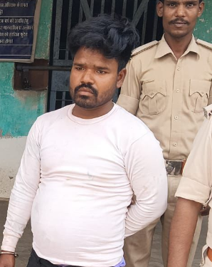 कलियागंज नाका पर वाहन जांच के दौरान युवक गिरफ्तार, बाइक से नेपाली शराब बरामद