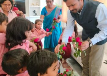 किशनगंज – किशनगंज, बिहार – जीविका दीदियों के द्वारा तैयार पोशाक आँगनवाड़ी केंद्र के बच्चों के बीच वितरित