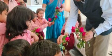 किशनगंज – किशनगंज, बिहार – जीविका दीदियों के द्वारा तैयार पोशाक आँगनवाड़ी केंद्र के बच्चों के बीच वितरित