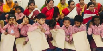 किशनगंज – किशनगंज, बिहार – जीविका दीदियों के द्वारा तैयार पोशाक आँगनवाड़ी केंद्र के बच्चों के बीच वितरित