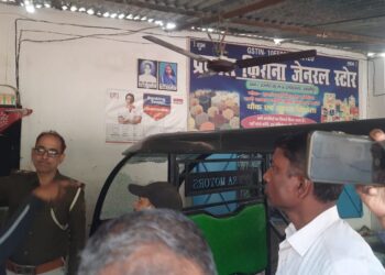 बदमाशों ने देर रात को किराना दुकान पर किया फायरिंग;सीसीटीवी में कैद