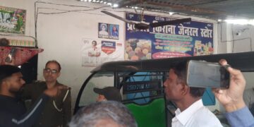 बदमाशों ने देर रात को किराना दुकान पर किया फायरिंग;सीसीटीवी में कैद