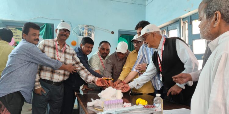 अंतर्राष्ट्रीय महिला दिवस पर रेड क्रॉस सोसाइटी में लोगो ने किया रक्तदान