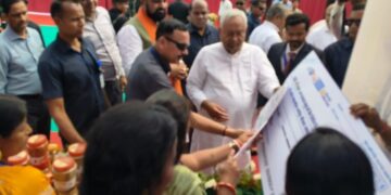 किशनगंज, बिहार- जीविका दीदियों के कार्य की मुख्यमंत्री ने की सराहना,दिए कई सौ करोड़ के चेक