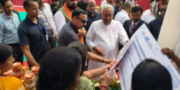 किशनगंज, बिहार- जीविका दीदियों के कार्य की मुख्यमंत्री ने की सराहना,दिए कई सौ करोड़ के चेक