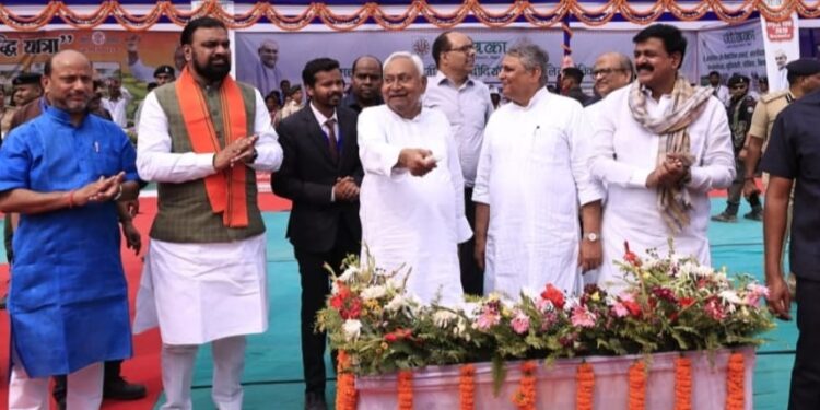 किशनगंज, बिहार -मुख्यमंत्री ने समृद्धि यात्रा के दौरान जिले को दी 235 करोड़ रूपये की 122 योजनाएं