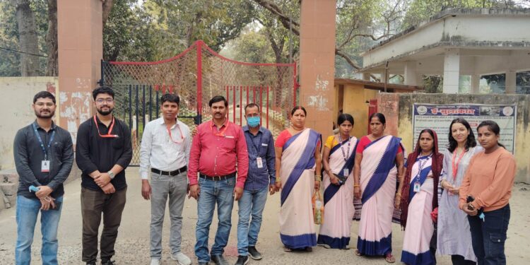 हाथीपाँव से बचाव हेतु जेल अधीक्षक के साथ कैदियों को खिलाई गई सर्वजन दवा