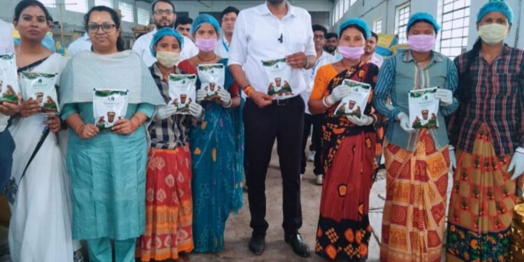 जीविका सीईओ ने टी फैक्ट्री का किया निरीक्षण