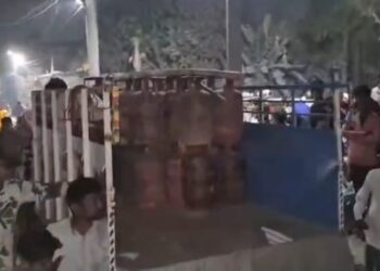 फारबिसगंज में गैस कालाबाजारी पर छापेमारी, 250 सिलेंडर जब्त