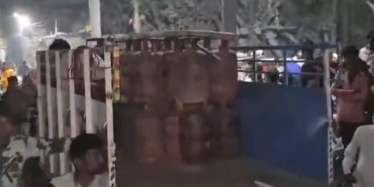 फारबिसगंज में गैस कालाबाजारी पर छापेमारी, 250 सिलेंडर जब्त