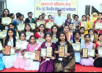 किशनगंज में खेता कढ़ाई प्रशिक्षु प्रतिभागियों को विशेषज्ञ प्रशिक्षकों द्वारा कढ़ाई कला की मूल अवधारणाओं से लेकर उन्नत तकनीकों तक की दी गई विस्तृत जानकारी