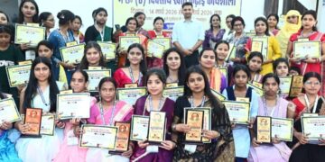 किशनगंज में खेता कढ़ाई प्रशिक्षु प्रतिभागियों को विशेषज्ञ प्रशिक्षकों द्वारा कढ़ाई कला की मूल अवधारणाओं से लेकर उन्नत तकनीकों तक की दी गई विस्तृत जानकारी