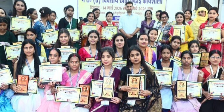 किशनगंज में खेता कढ़ाई प्रशिक्षु प्रतिभागियों को विशेषज्ञ प्रशिक्षकों द्वारा कढ़ाई कला की मूल अवधारणाओं से लेकर उन्नत तकनीकों तक की दी गई विस्तृत जानकारी