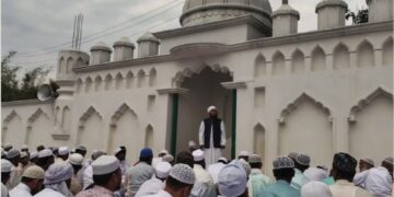 अररिया के राजोखर में ईद-उल-फितर का त्योहार बड़े उत्साह और हर्षोल्लास के साथ मनाया गया। रात भर हुई भारी बारिश के बावजूद, सुबह मौसम साफ होने पर लोगों ने शहर के विभिन्न ईदगाहों और मस्जिदों में अमन-चैन के लिए नमाज अदा की, जिसके बाद गले मिलकर एक-दूसरे को बधाई दी।