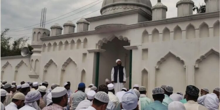 अररिया के राजोखर में ईद-उल-फितर का त्योहार बड़े उत्साह और हर्षोल्लास के साथ मनाया गया। रात भर हुई भारी बारिश के बावजूद, सुबह मौसम साफ होने पर लोगों ने शहर के विभिन्न ईदगाहों और मस्जिदों में अमन-चैन के लिए नमाज अदा की, जिसके बाद गले मिलकर एक-दूसरे को बधाई दी।