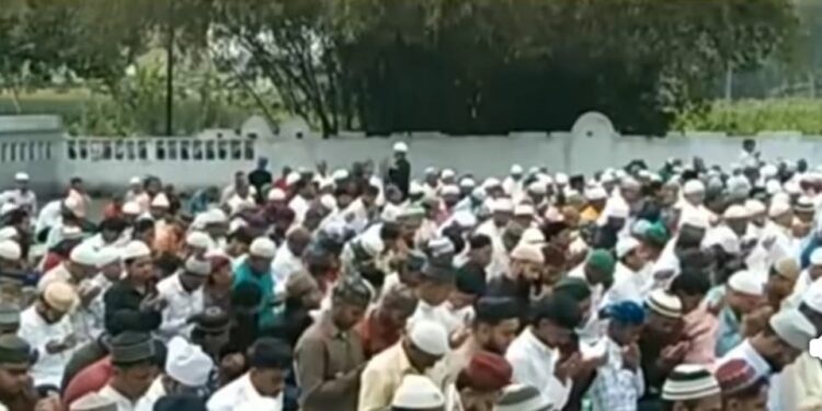 हर्षोल्लास के साथ मनाई गई ईद, ईदगाहों एवम् मस्जिदों में लोगों ने अदा की नमाज, मांगी अमन-चैन की दुआ