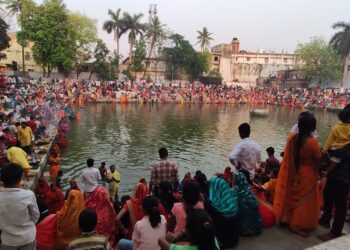 चैती छठ महापर्व पर श्रद्धालुओं ने अस्तांचलगामी सुर्य को चढाया अर्घ्य 