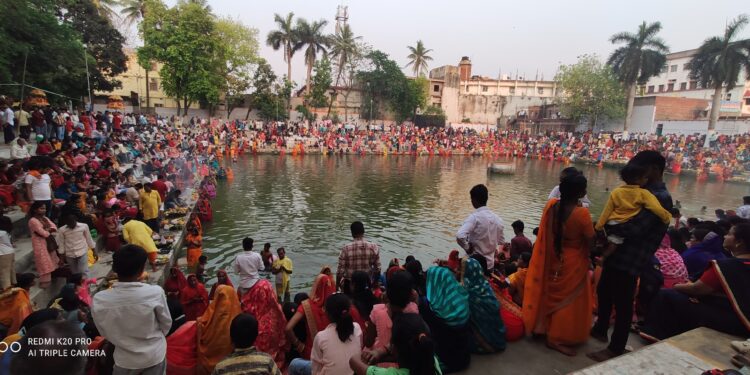 चैती छठ महापर्व पर श्रद्धालुओं ने अस्तांचलगामी सुर्य को चढाया अर्घ्य 