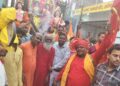 अररिया – शोभायात्रा में नानु बाबा भी हुए शामिल, आशीर्वाद देने के लिए उमड़ी भक्तों की भीड़