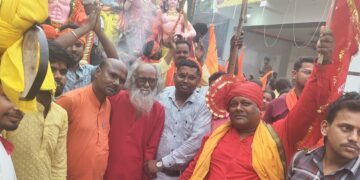 अररिया – शोभायात्रा में नानु बाबा भी हुए शामिल, आशीर्वाद देने के लिए उमड़ी भक्तों की भीड़