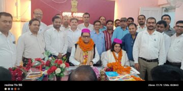 न्यायाधीश के स्थानांतरण होने पर न्यायालय कर्मियों ने विदाई सह सम्मान समारोह आयोजित किया