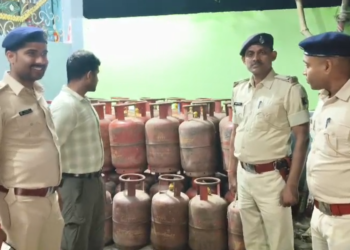 भारी मात्रा में LPG गैस पुलिस ने किया बरामद।