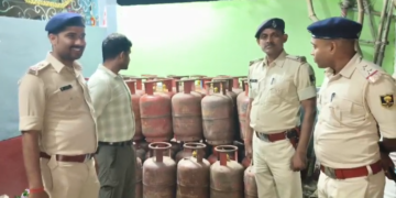 भारी मात्रा में LPG गैस पुलिस ने किया बरामद।