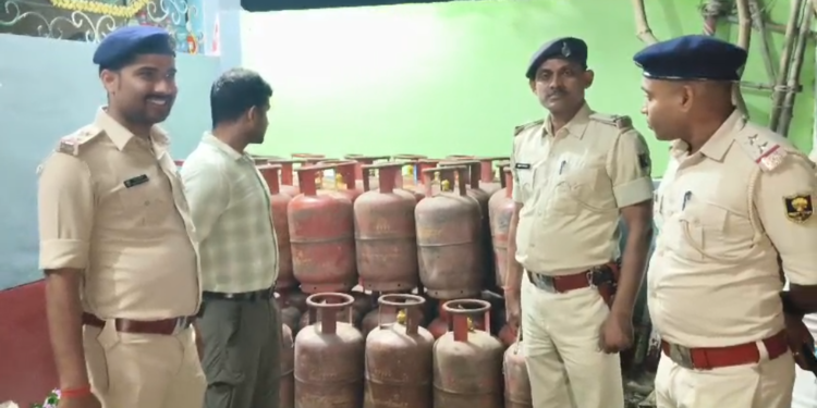 भारी मात्रा में LPG गैस पुलिस ने किया बरामद।