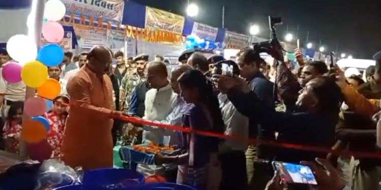 बिहार दिवस पर स्वास्थ्य जागरूकता की अनोखी पहल: जीवंत प्रदर्शन के जरिए लोगों को सिखाया गया—खिलाओ, जगाओ और अस्पताल ले जाओ