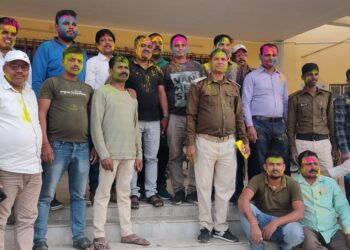 पलासी प्रखंड कार्यालय में जमकर खेली गई होली, अधिकारी-कर्मी गुलाल के रंग में सराबोर