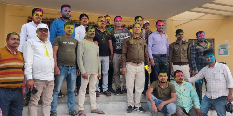 पलासी प्रखंड कार्यालय में जमकर खेली गई होली, अधिकारी-कर्मी गुलाल के रंग में सराबोर