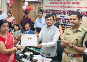 समाहरणालय में महिला दिवस का भव्य आयोजन, उत्कृष्ट सेवा के लिए जिलाधिकारी ने स्वास्थ्य कर्मियों को किया सम्मानित