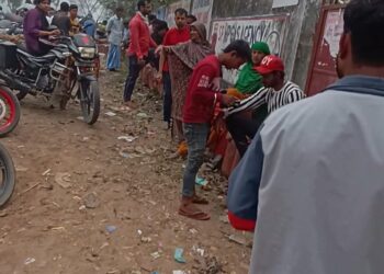 कई दिनों बाद गैस गाड़ी पहुंचने पर हसनपुर गोदान में उमड़ी भीड़