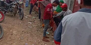 कई दिनों बाद गैस गाड़ी पहुंचने पर हसनपुर गोदान में उमड़ी भीड़