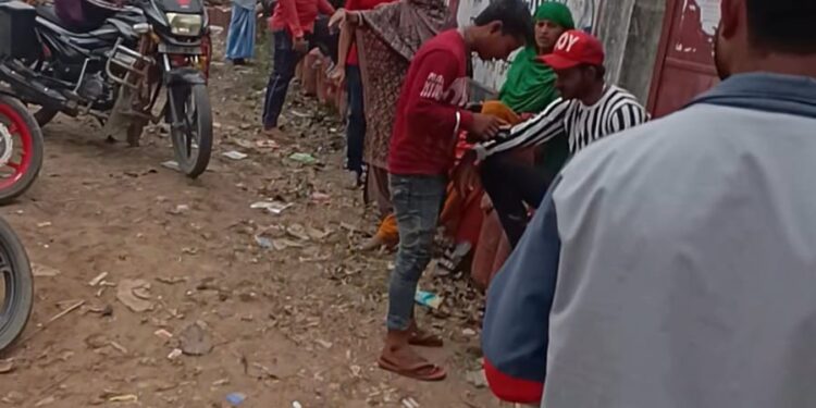 कई दिनों बाद गैस गाड़ी पहुंचने पर हसनपुर गोदान में उमड़ी भीड़