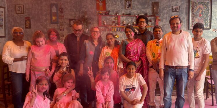 देब बिस्ट्रो लियोन में फ्र्रांसियों और भारतीयों ने खेली जम के होली