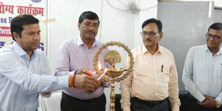 विद्यालय स्वास्थ्य एवं आरोग्य कार्यक्रम के तहत उत्कृष्ट कार्य करने वाले कर्मियों को किया गया पुरस्कृत