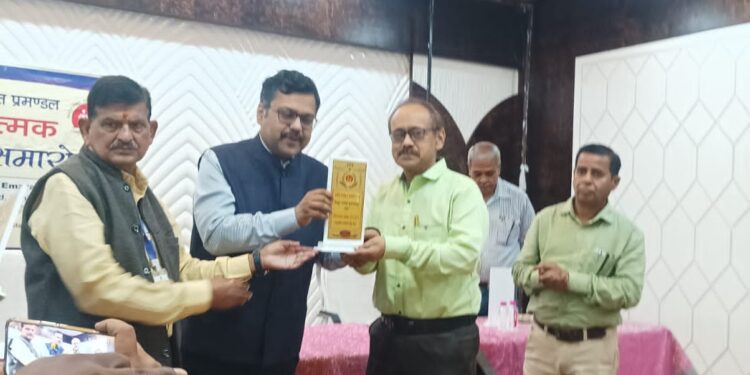 डॉ. सुनील कुमार सिन्हा को लगातार छठे साल प्रदेश में सर्वाधिक बंध्याकरण के लिए मिला सम्मान