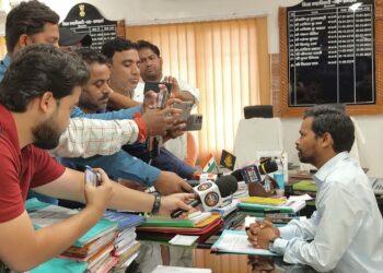 किशनगंज, बिहार- ईद- उल- फितर 2026 से संबंधित प्रतिनियुक्त दंडाधिकारी और पुलिस पदाधिकारी के साथ जिला प्रशासन की ब्रीफिंग