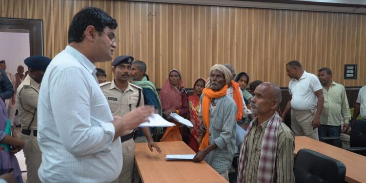 अररिया – जनता दरबार में 21 मामलों की सुनवाई, जिलाधिकारी ने दिए त्वरित समाधान के निर्देश